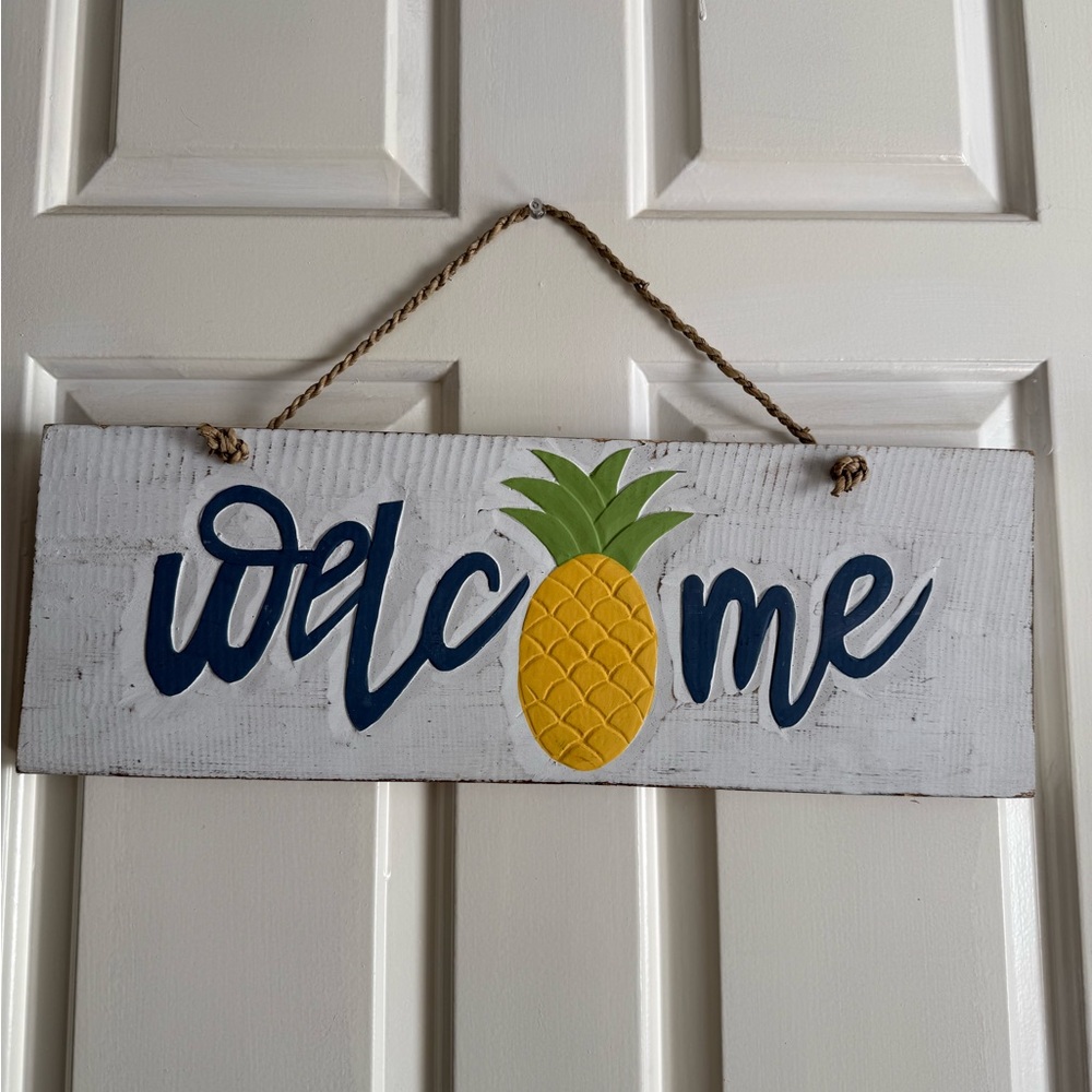 Welcome Pineapple sign 🍍